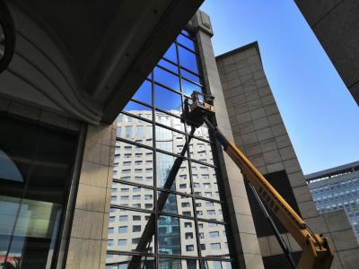 車(chē)載式曲臂車(chē)高空換玻璃